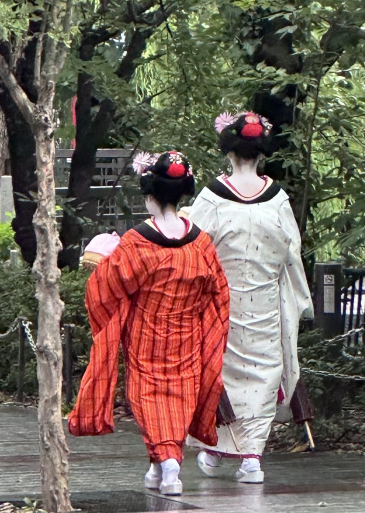 Zwei Geishas in Kyoto